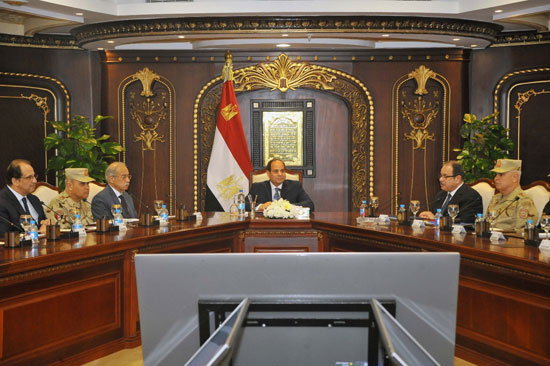 الرئيس يجتمع مع قادة الجيش والشرطة لبحث المستجدات الأمنية (2)