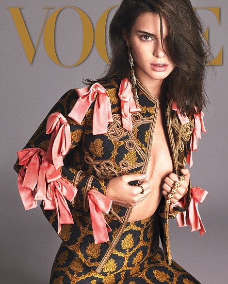 كيندال جينر تتألق بفستان شانيل على غلاف مجلة Vogue6