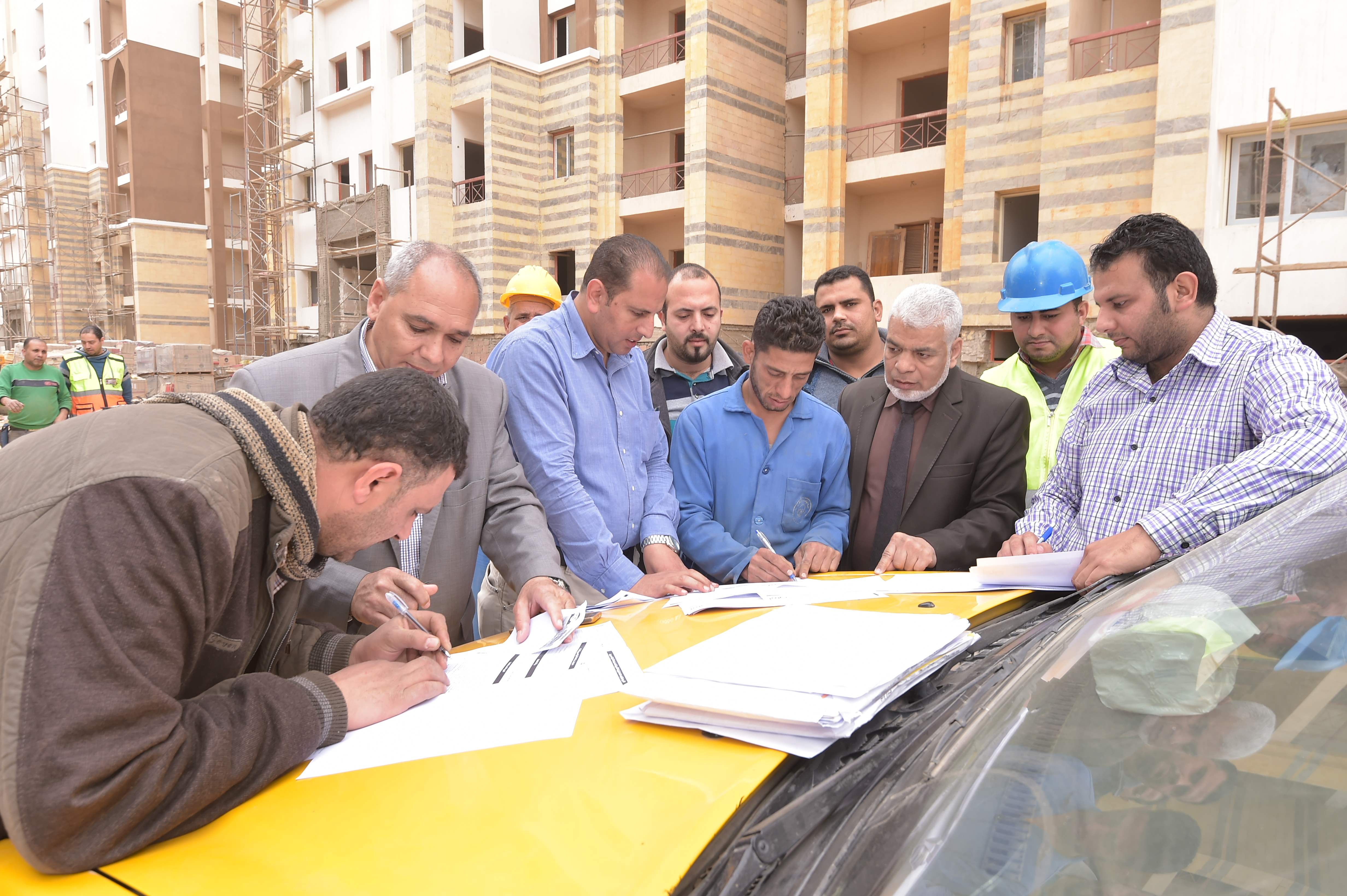 إقبال كبير من العاملين بشركة المقاولون العرب على شراء شهادة أمان للمصريين (1)