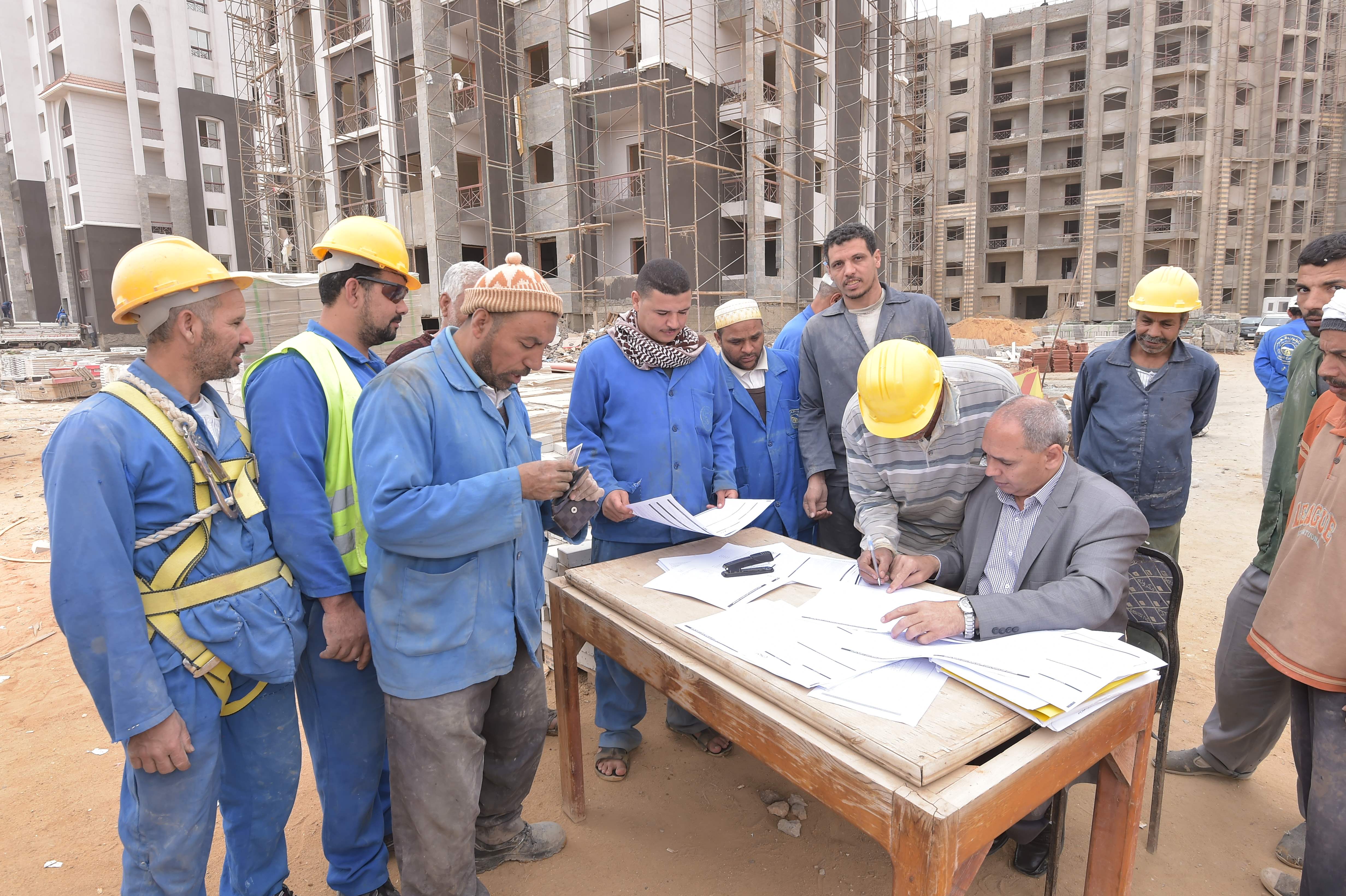 إقبال كبير من العاملين بشركة المقاولون العرب على شراء شهادة أمان للمصريين (7)