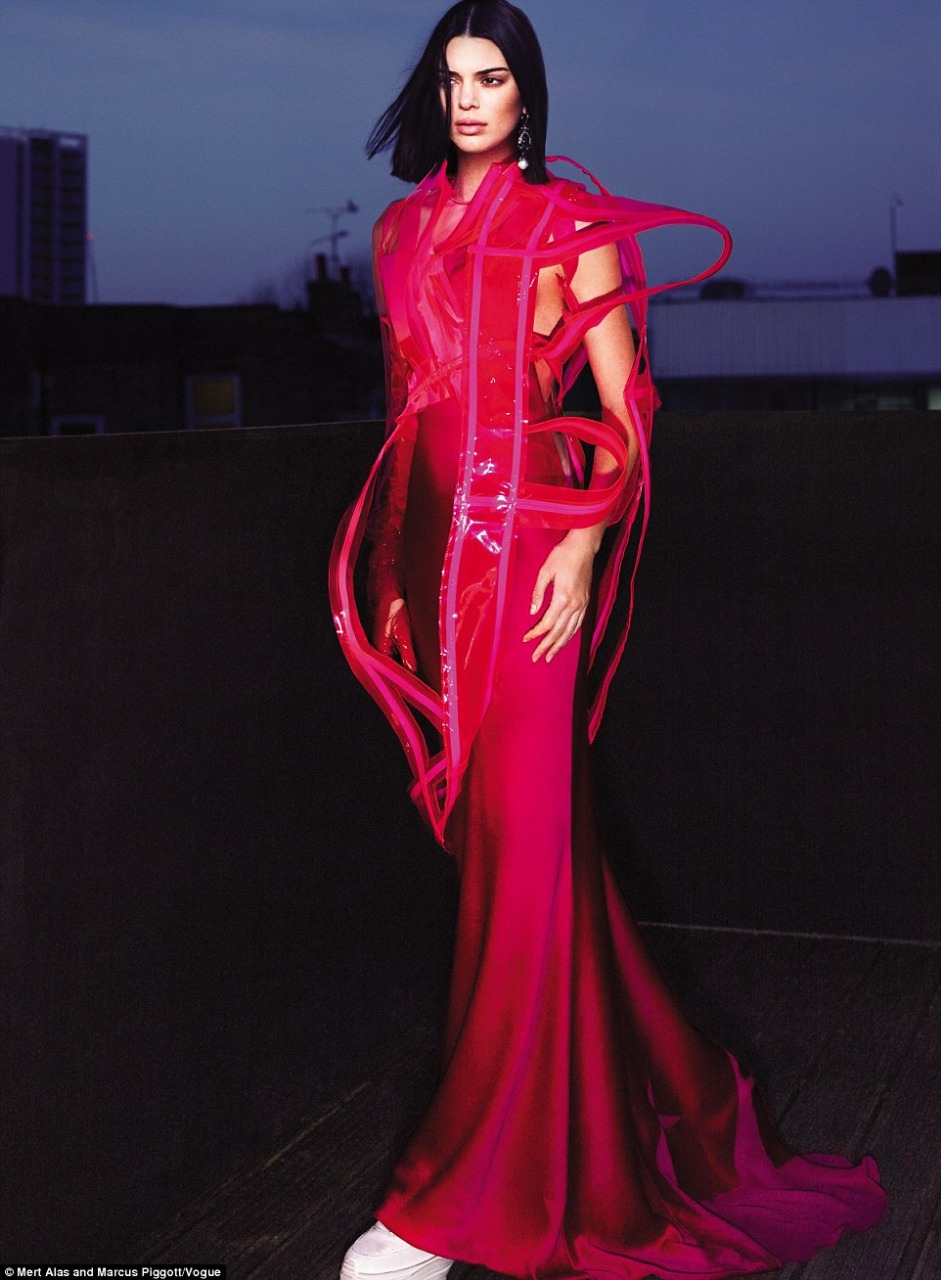 كيندال جينر تتألق بفستان شانيل على غلاف مجلة Vogue5
