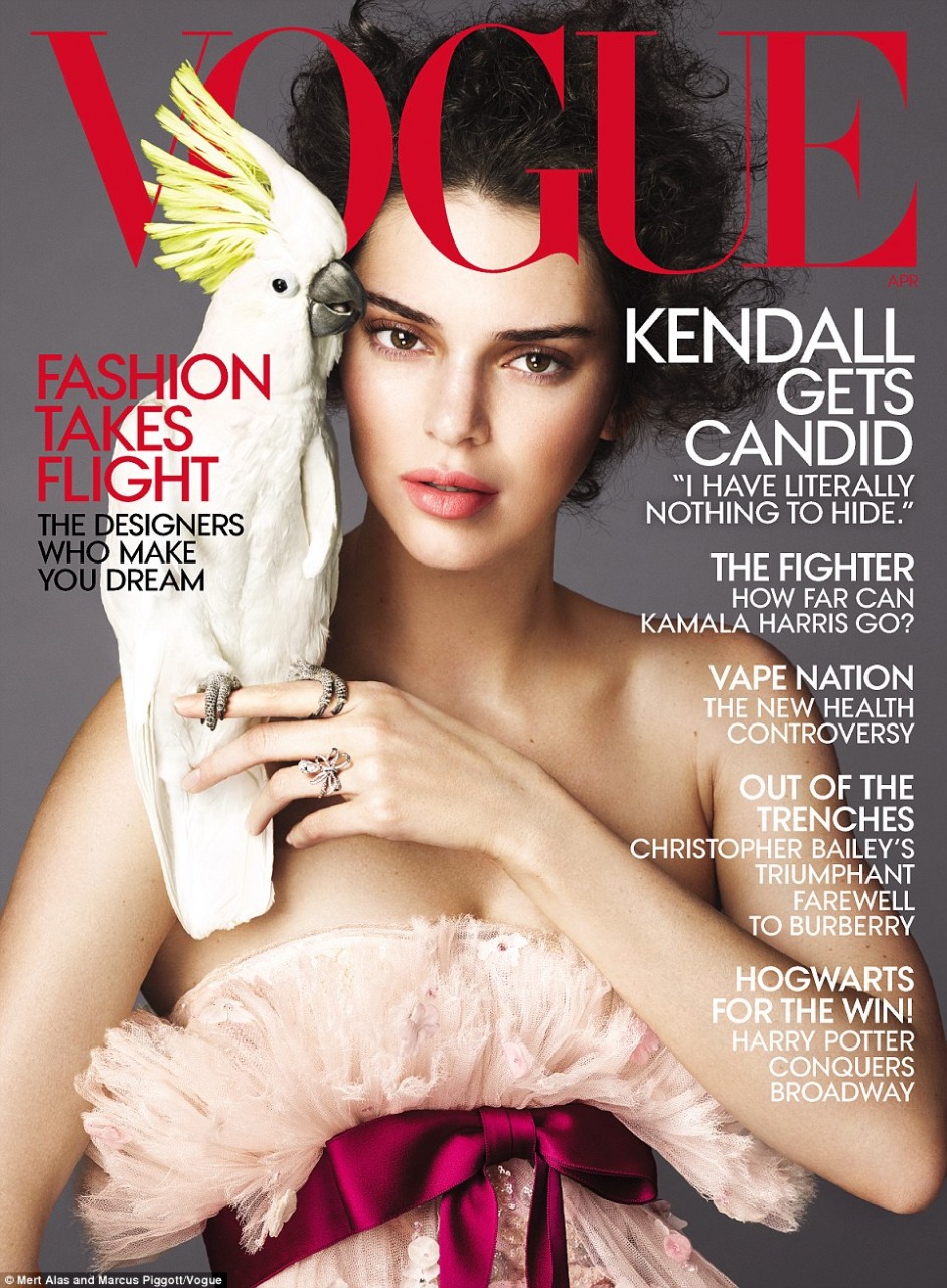 كيندال جينر تتألق بفستان شانيل على غلاف مجلة Vogue