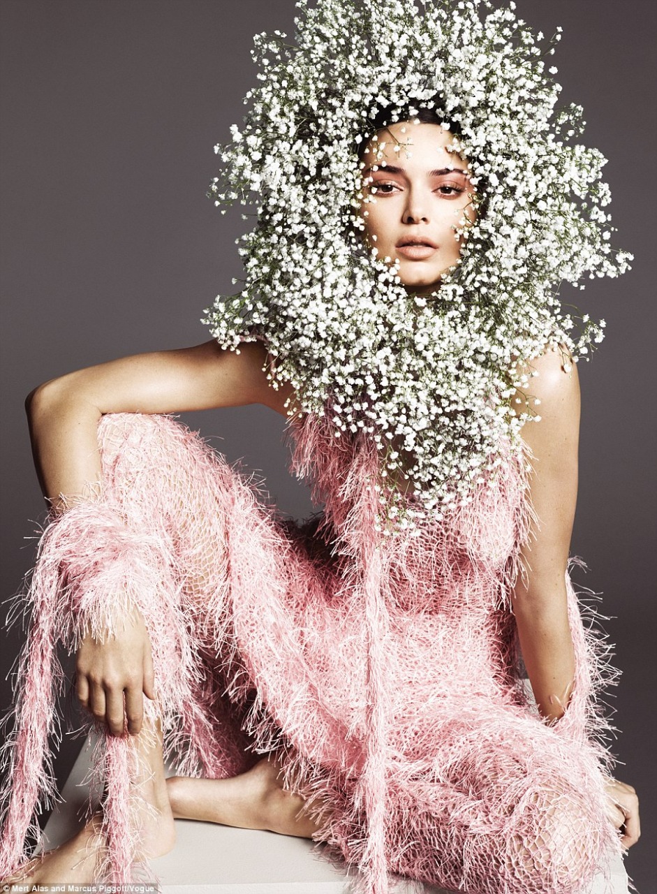 كيندال جينر تتألق بفستان شانيل على غلاف مجلة Vogue3