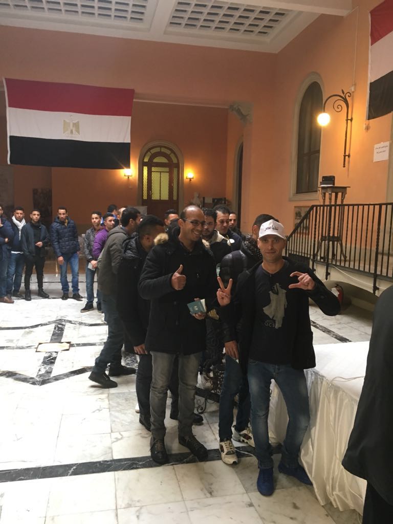 طوابير المصريين فى سفارتنا بروما
