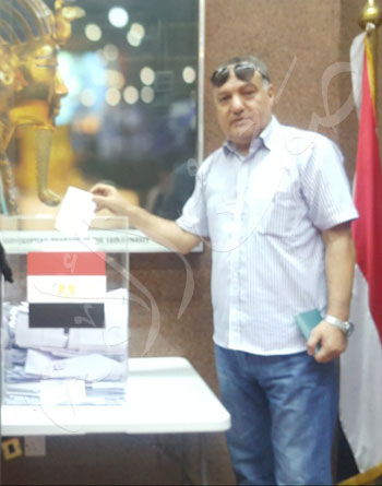 أكبر معمر مصري بالخارج يدلي بصوته في الانتخابات الرئاسية بدبي (1)