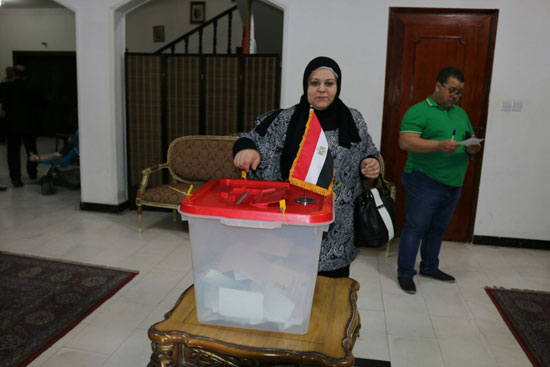 تزايد اعداد الناخبين على السفارة المصرية بالبحرين للادلاء بأصواتهم في اليوم الثالث والاخير لانتخابات الرئاسة (9)