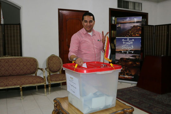 تزايد اعداد الناخبين على السفارة المصرية بالبحرين للادلاء بأصواتهم في اليوم الثالث والاخير لانتخابات الرئاسة (1)