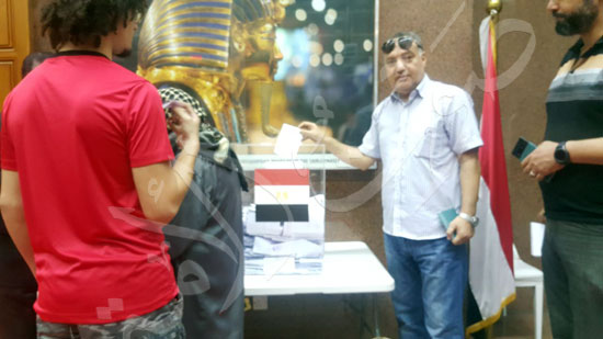 أكبر معمر مصري بالخارج يدلي بصوته في الانتخابات الرئاسية بدبي (10)