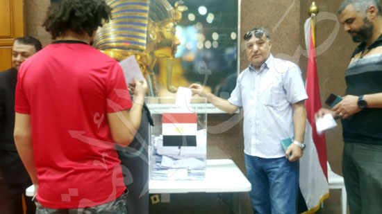أكبر معمر مصري بالخارج يدلي بصوته في الانتخابات الرئاسية بدبي (8)