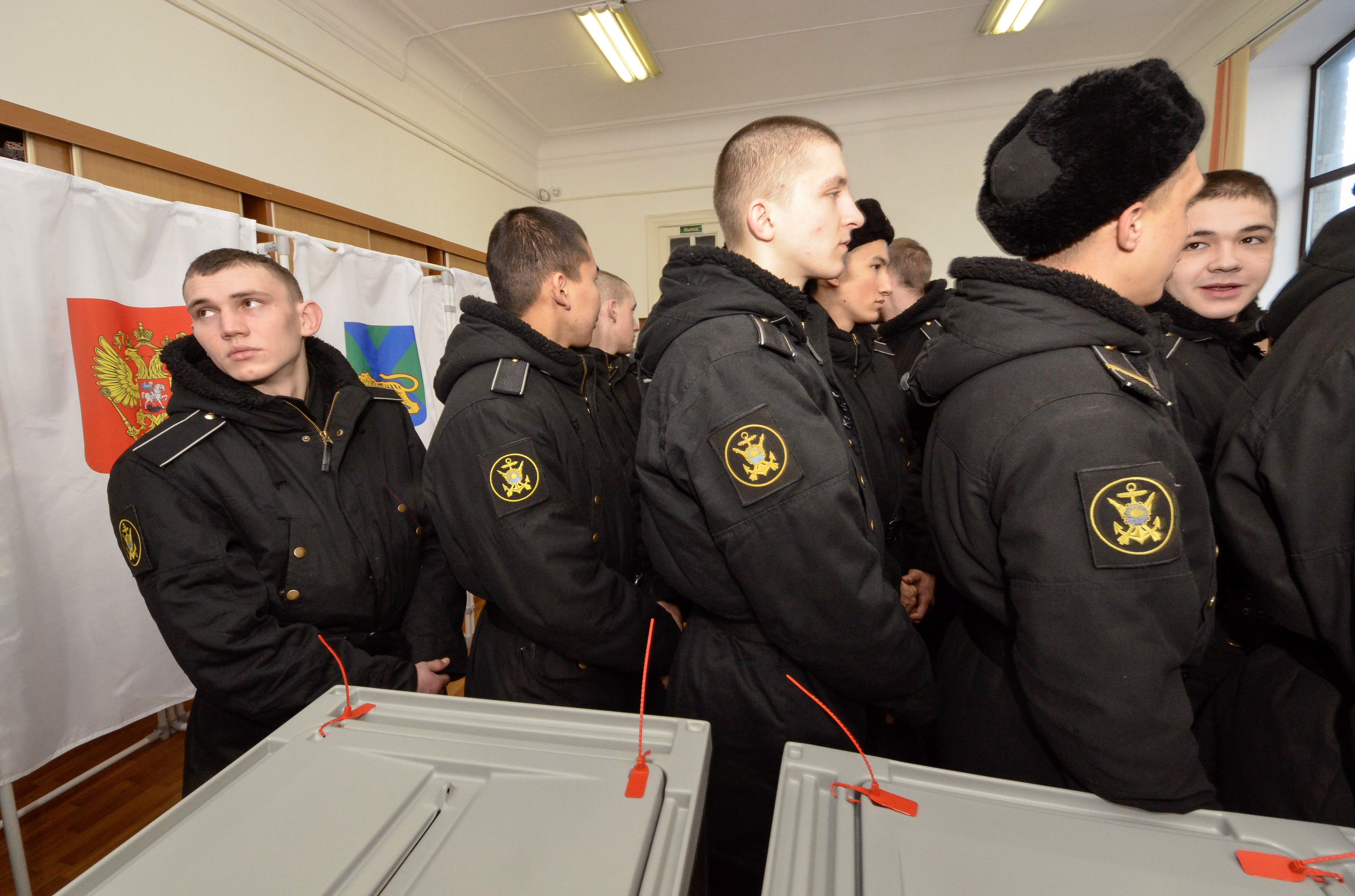 رجال البحرية الروسية يصطفون أمام اللجان للادلاء بأصواتهم