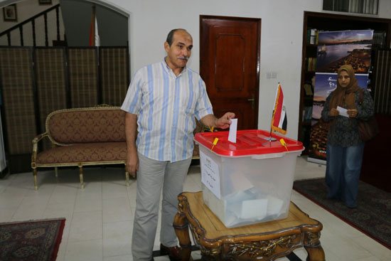 تزايد اعداد الناخبين على السفارة المصرية بالبحرين للادلاء بأصواتهم في اليوم الثالث والاخير لانتخابات الرئاسة (10)