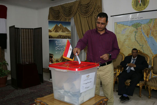 تزايد اعداد الناخبين على السفارة المصرية بالبحرين للادلاء بأصواتهم في اليوم الثالث والاخير لانتخابات الرئاسة (6)