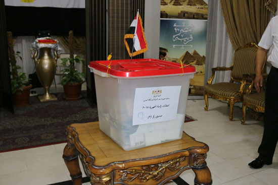 تزايد اعداد الناخبين على السفارة المصرية بالبحرين للادلاء بأصواتهم في اليوم الثالث والاخير لانتخابات الرئاسة (11)