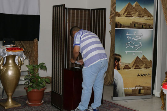 تزايد اعداد الناخبين على السفارة المصرية بالبحرين للادلاء بأصواتهم في اليوم الثالث والاخير لانتخابات الرئاسة (3)