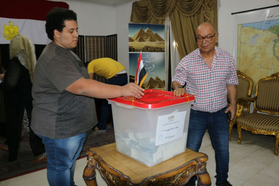تزايد اعداد الناخبين على السفارة المصرية بالبحرين للادلاء بأصواتهم في اليوم الثالث والاخير لانتخابات الرئاسة (8)