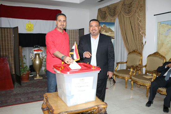 تزايد اعداد الناخبين على السفارة المصرية بالبحرين للادلاء بأصواتهم في اليوم الثالث والاخير لانتخابات الرئاسة (2)