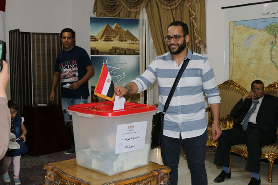 تزايد اعداد الناخبين على السفارة المصرية بالبحرين للادلاء بأصواتهم في اليوم الثالث والاخير لانتخابات الرئاسة (7)