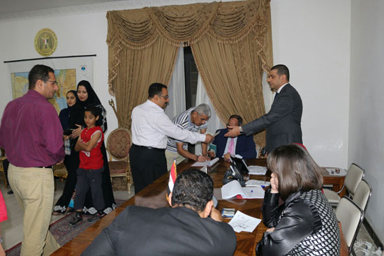 تزايد اعداد الناخبين على السفارة المصرية بالبحرين للادلاء بأصواتهم في اليوم الثالث والاخير لانتخابات الرئاسة (4)