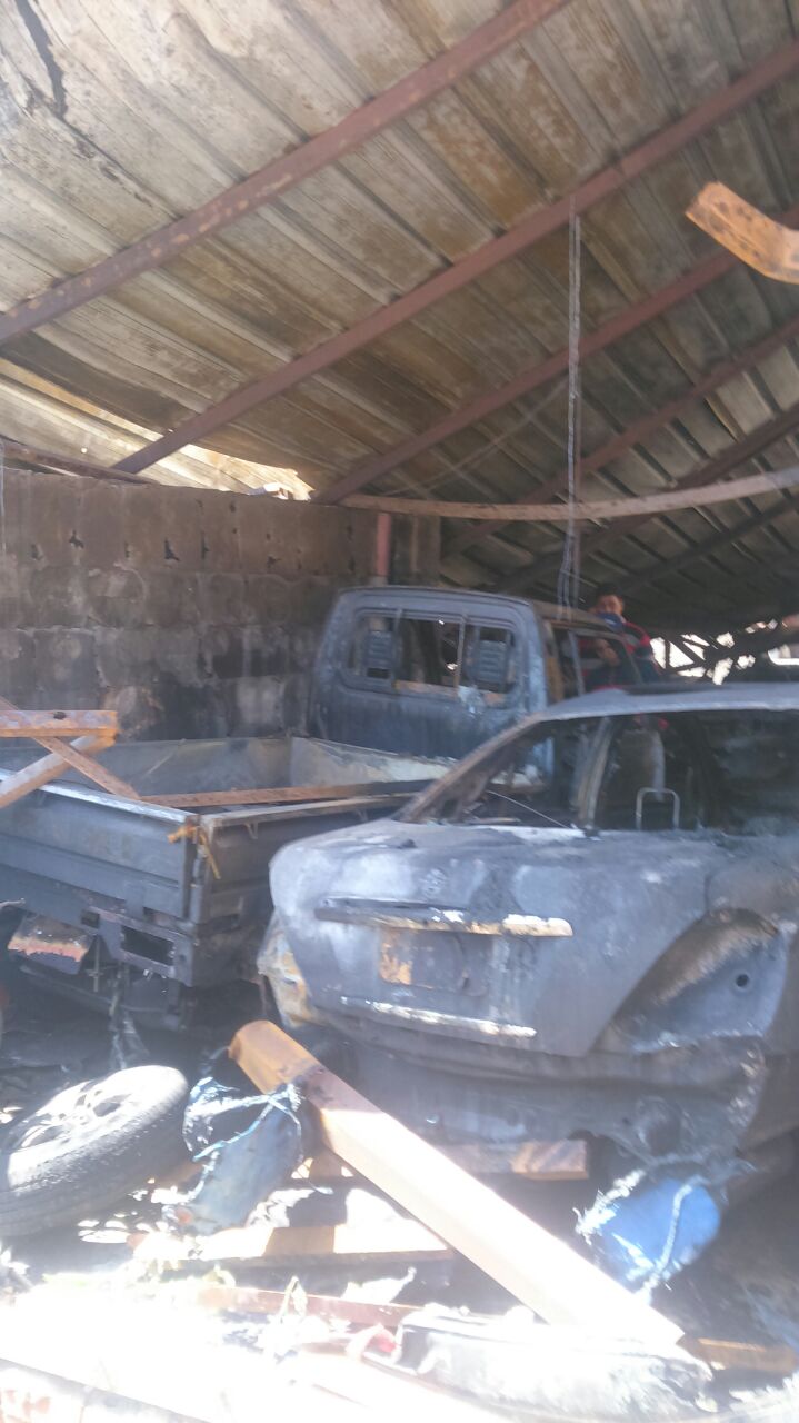 4- النيران تلتهم السيارات