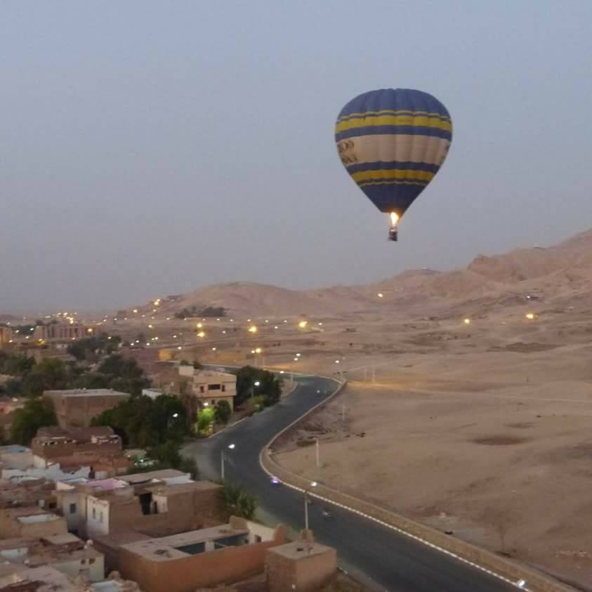 البالون الطائر يعود لسماء الاقصر بعد تحسن الطقس (10)