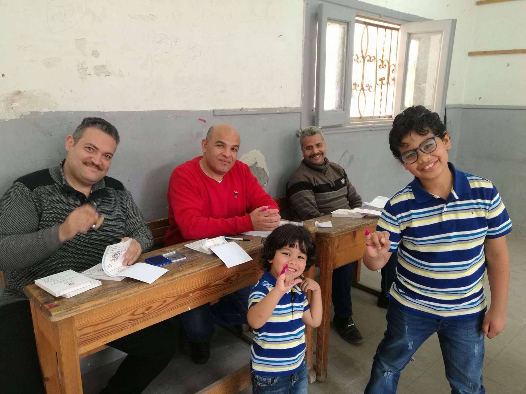 مواطنون يحتفلون مع أولادهم خلال التصويت (1)