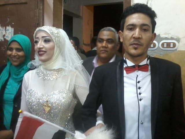 عروسان يحتفلان بزفافهم داخل لجنة الانتخابات بقنا (3)