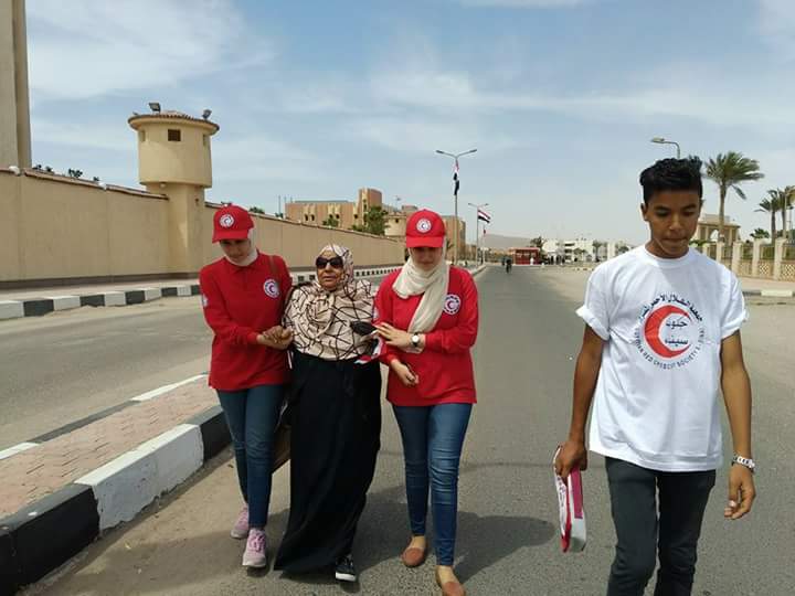 شباب الهلال الأحمر يساعدون كبار السن للوصول للجان (2)