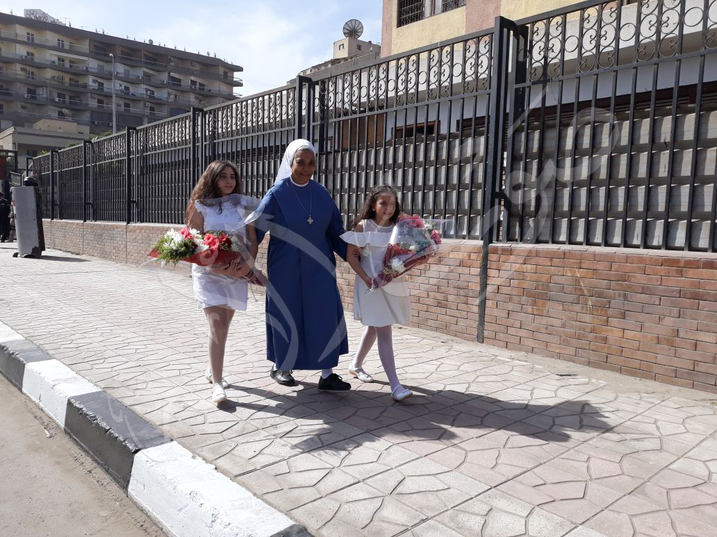 مديرة مدرسة راهبات بمصر الجديدة تصطحب البنات لتقديم الورود للسيسي (2)