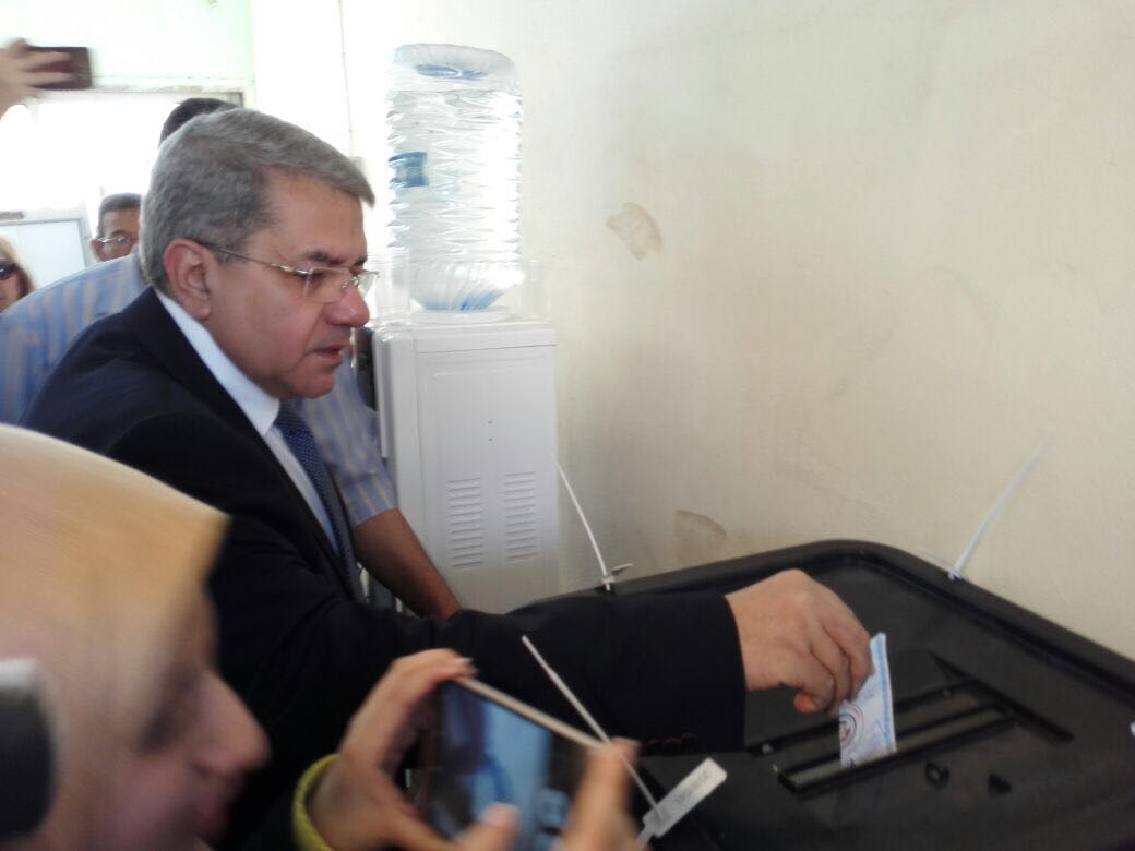عمرو الجارحى يصل لجنة الانتخابات