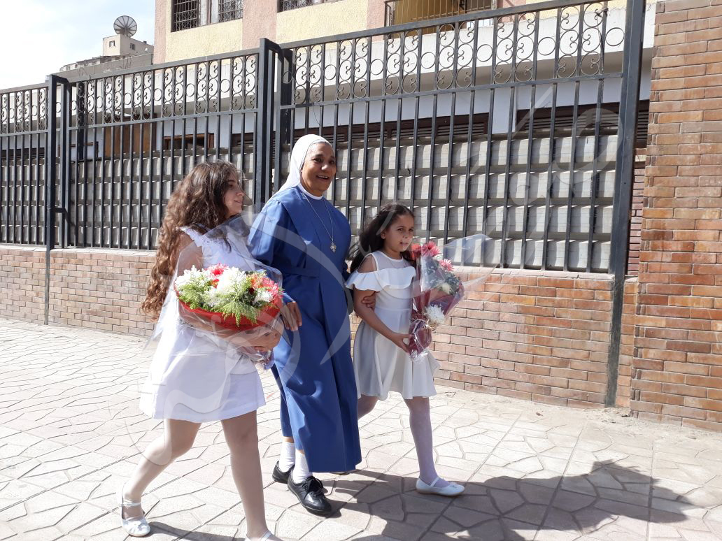 مديرة مدرسة راهبات بمصر الجديدة تصطحب البنات لتقديم الورود للسيسي (3)