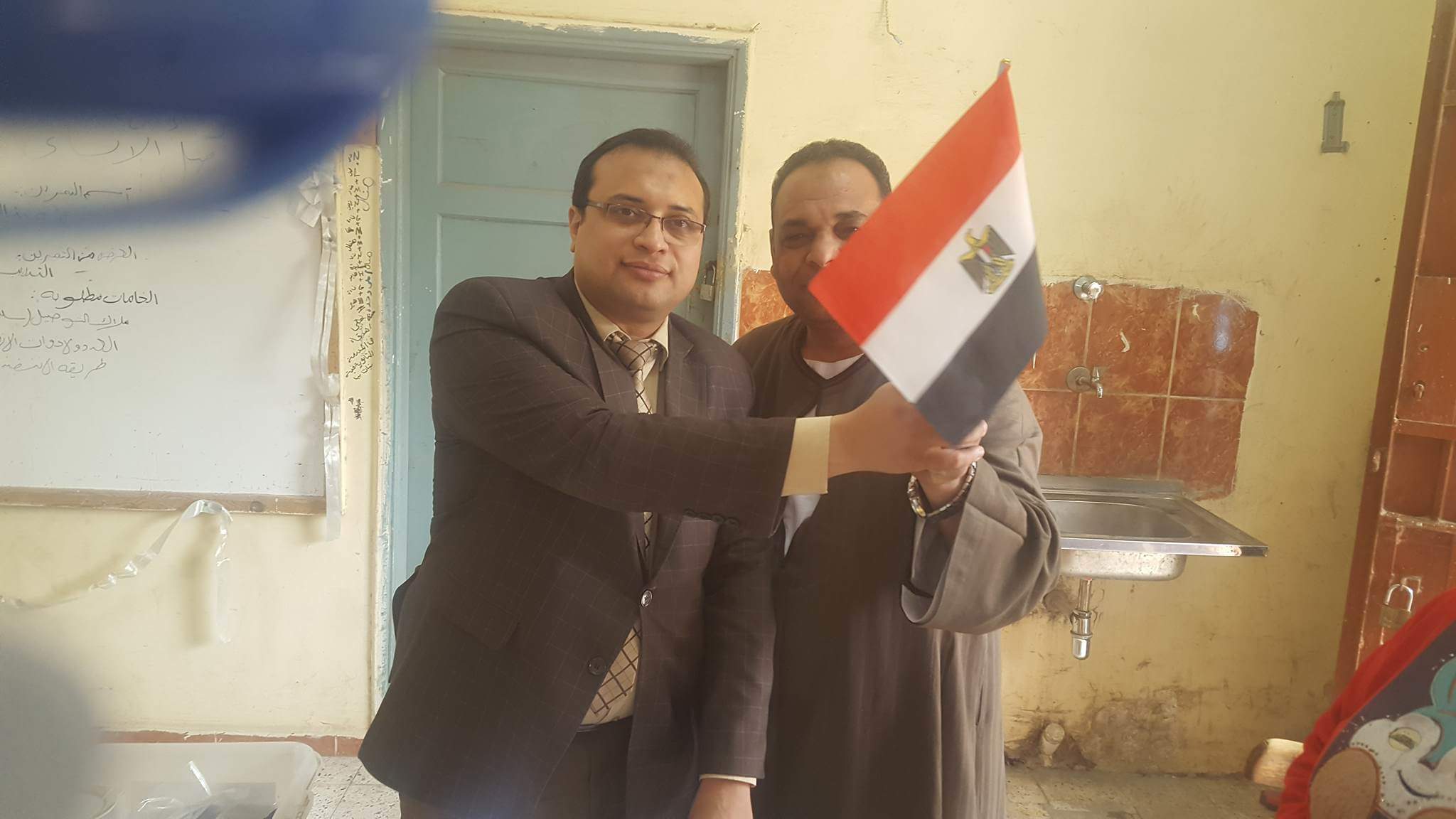 رئيس لجنة ببنى سويف يهدى علم مصر للمواطنين