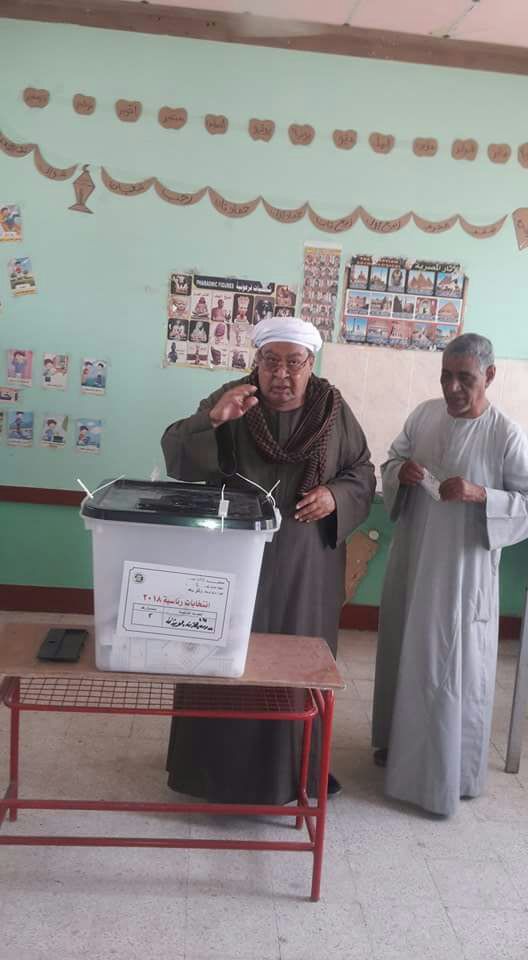 الشيخ محمد الطيب الشقيق الأكبر لشيخ الأزهر يدلي بصوته بمدرسة القرنة الإبتدائية غرب الأقصر (1)