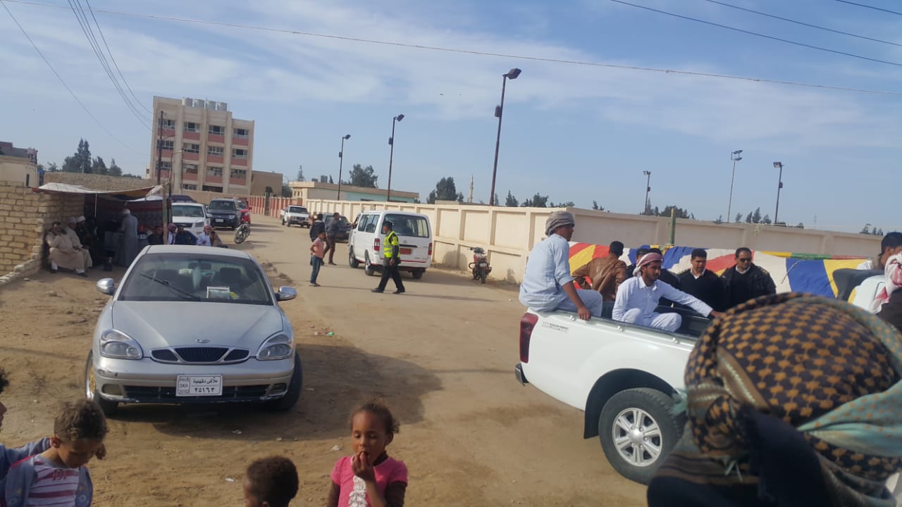 6- سيارات تحمل المواطنين إلى اللجان