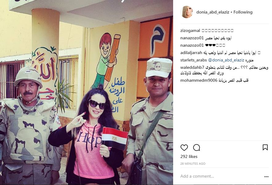 دنيا عبد العزيز بالحبر الفسفورى.. تلتقط صورة برفقة رجال الجيش