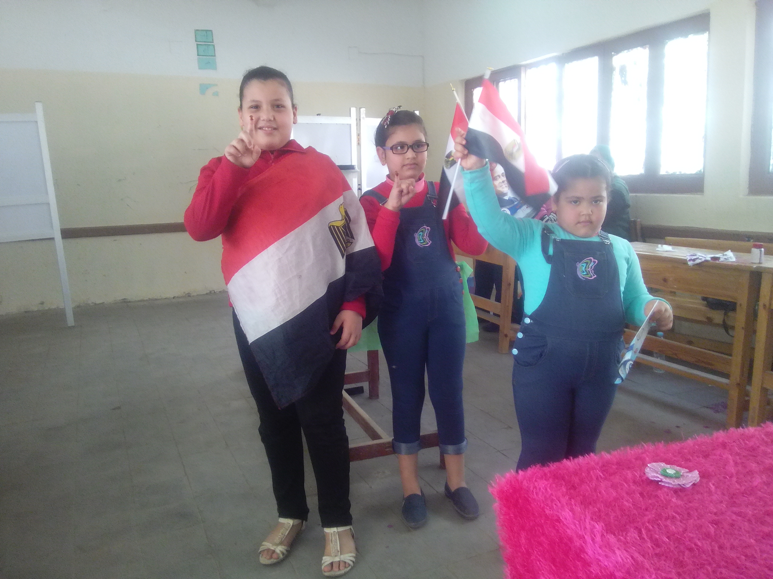 2- اطفال يرفعون علم مصر