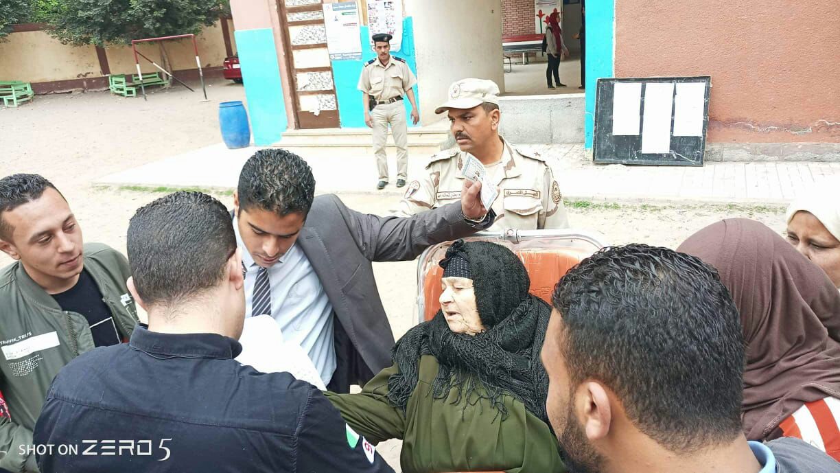 4- المستشار يخر ج للسيدة المسنة للإدلاء بصوتها 4- المستشار يخر ج للسيدة المسنة للإدلاء بصوتها