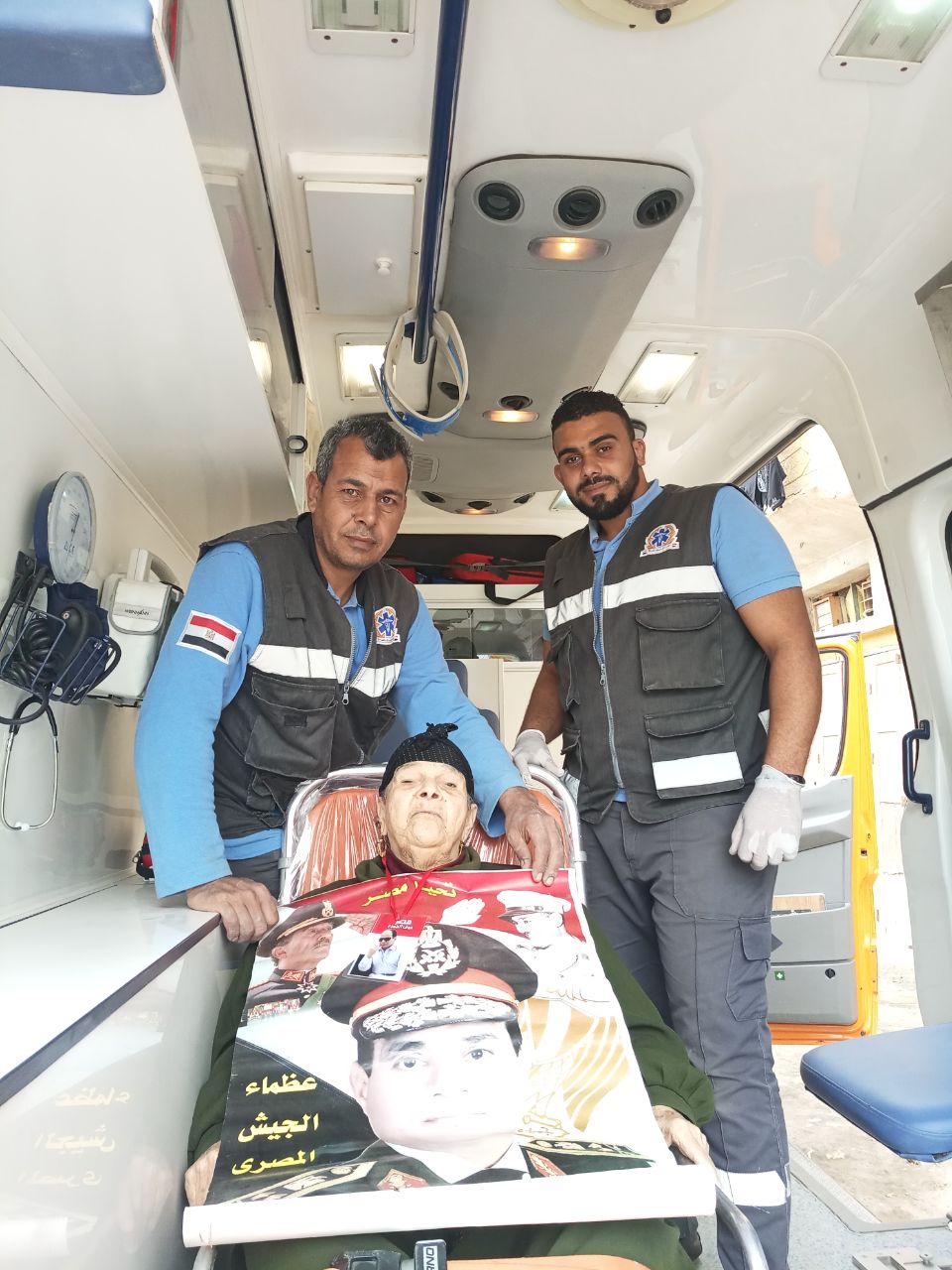 1- سيدة تحتضن صورة الرئيس بكفر الشيخ 1- سيدة تحتضن صورة الرئيس بكفر الشيخ