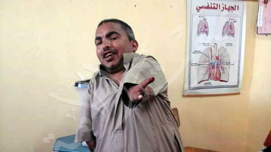 مواطن سيناوي من ذوي الإعاقة ينتخب وهو يمسك القلم باصابع قدمه  (1)