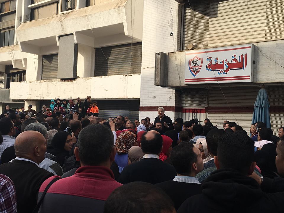 117979-مرتضى-منصور-مع-عمال-وموظفى-الزمالك-أمام-الخزينة-(1)