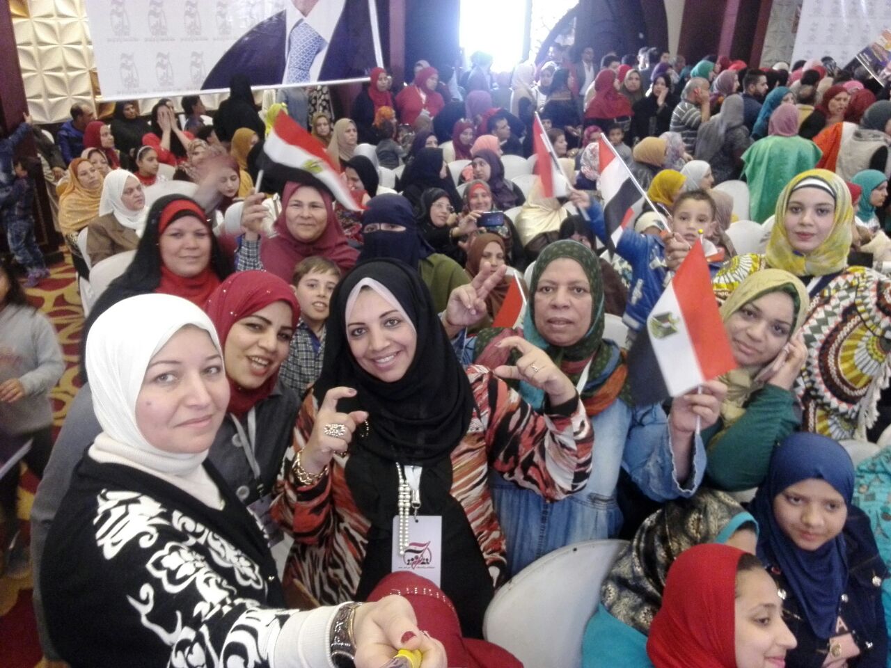نساء الزقازيق يحتشدن بالمؤتمر الجماهيري لتأييد السيسي في الانتخابات (3)
