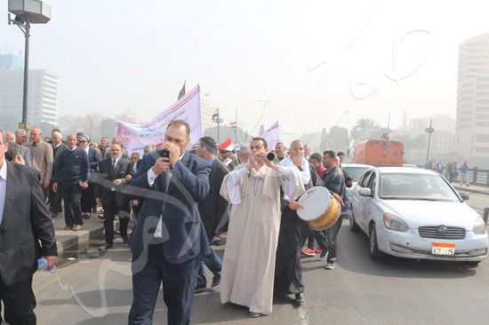 مسيرة لمعلمي المنوفية على كوبري قصر النيل لتأييد الرئيس السيسي (3)