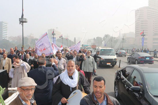 مسيرة لمعلمي المنوفية على كوبري قصر النيل لتأييد الرئيس السيسي (2)