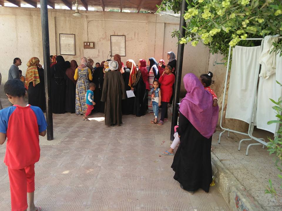 قافلة طبية لـ8 تخصصات تكشف علي المواطنين بقرية البغدادي بالأقصر (3)