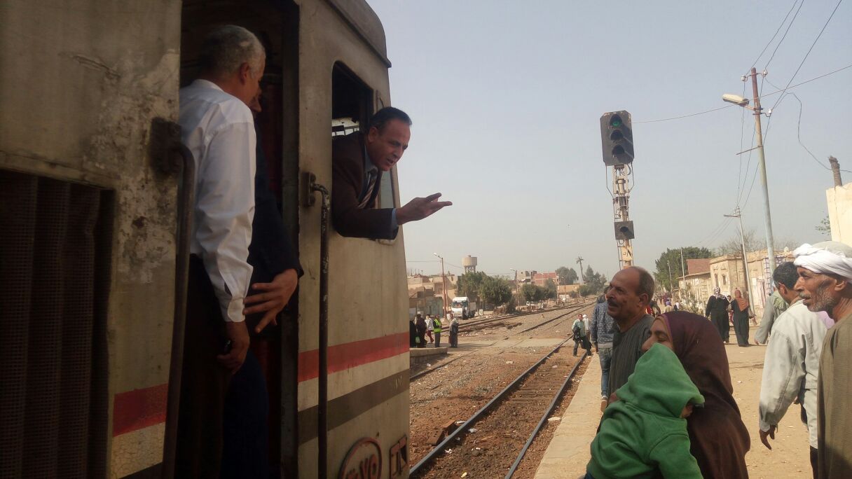 رئيس هيئة السكة الحديد  يحاور الركاب من كابية الجرار بقطار المناشى (3)