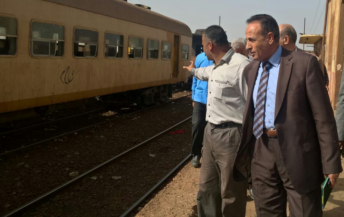 رئيس هيئة السكة الحديد  يحاور الركاب من كابية الجرار بقطار المناشى (4)