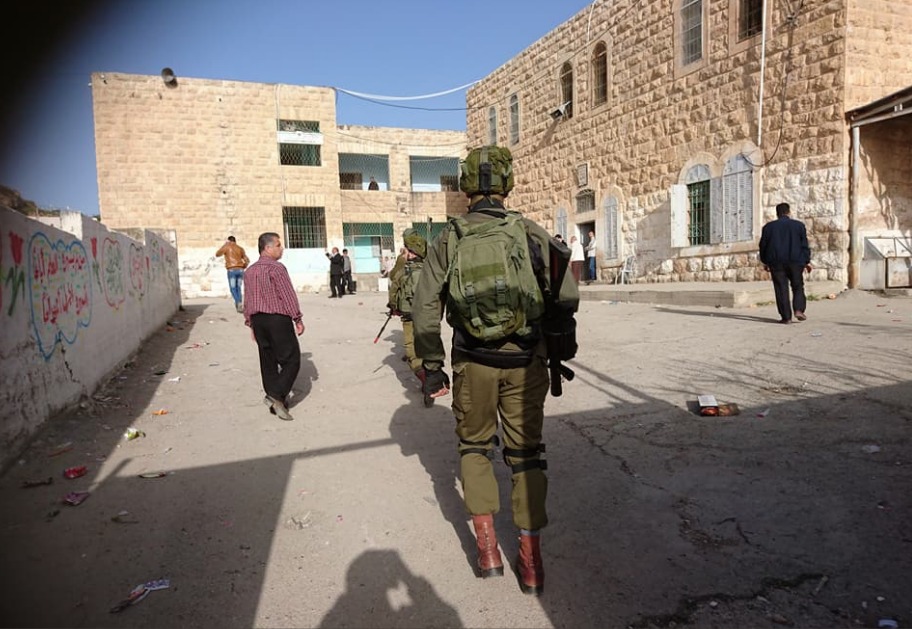 قوات الاحتلال تقتحم مدرسة النهضة الابتدائية في مدينة الخليل3
