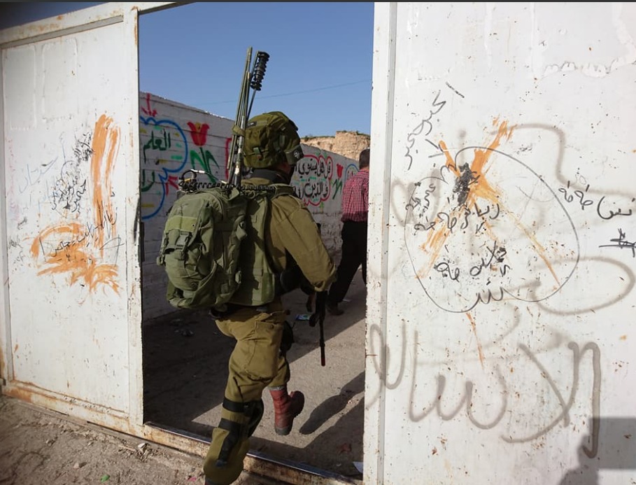 قوات الاحتلال تقتحم مدرسة النهضة الابتدائية في مدينة الخليل