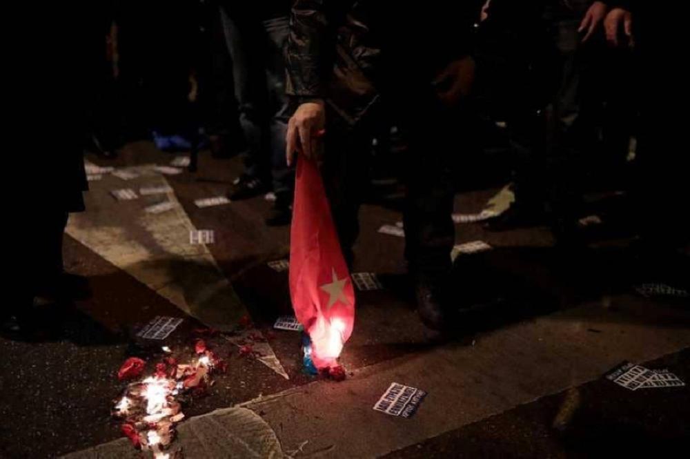 حرق الأعلام التركية في شوارع أثينا