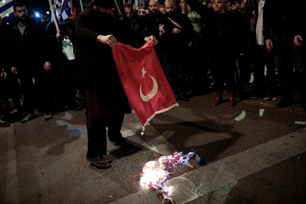 حرق العلم التركى