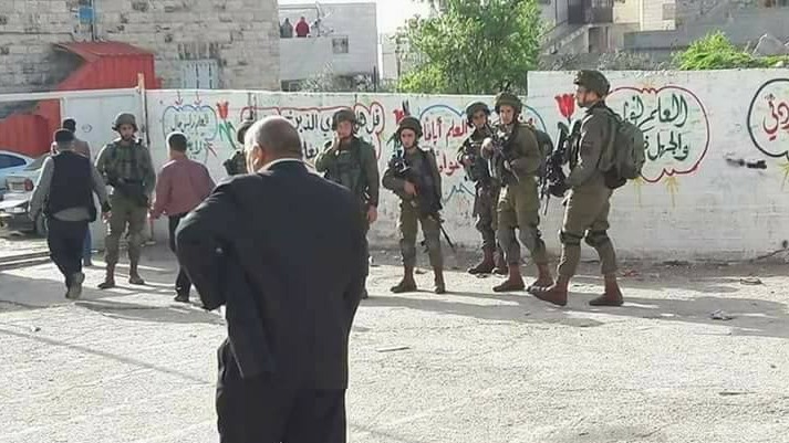 قوات الاحتلال تقتحم مدرسة النهضة الابتدائية في مدينة الخليل2